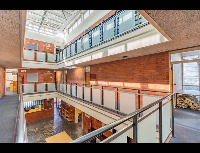 1,670M² BUSINESS CENTRE FOR SALE IN ESSENWOOD